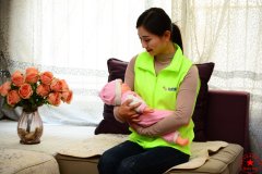 南阳月嫂泓德家政公司_宝宝吃饱的特征？