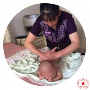 南阳月嫂泓德家政公司_宝宝抚触操该怎么做？