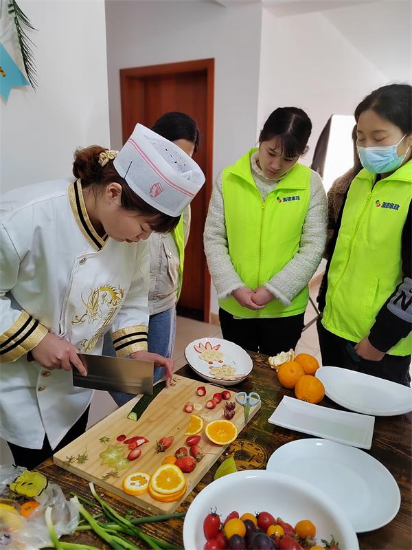 月嫂学习水果切配