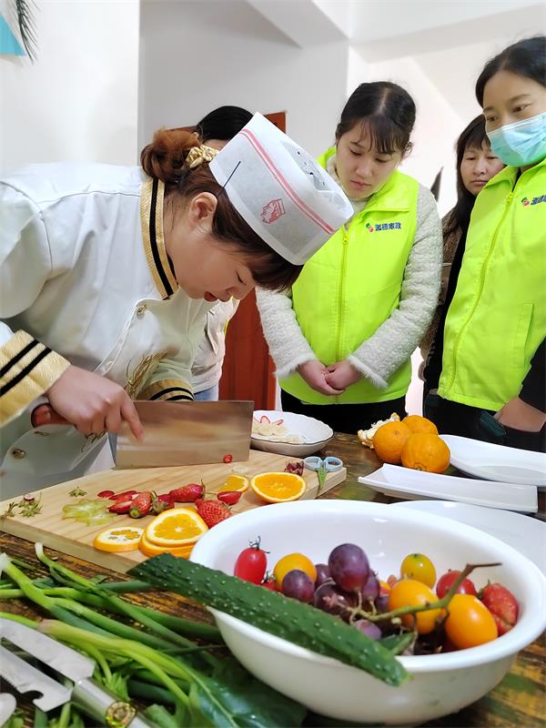 月嫂跟厨师学水果切配