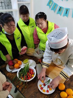 南阳月嫂泓德家政公司_金牌月嫂学习水果摆盘