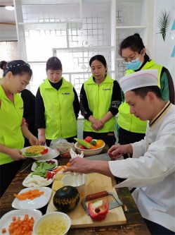 南阳月嫂泓德家政公司_高级月嫂学习切配